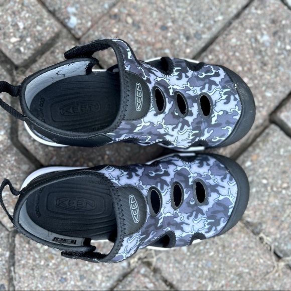 Keen - Little Kids Stingray Sandal in black/camo - Picture 3 of 5